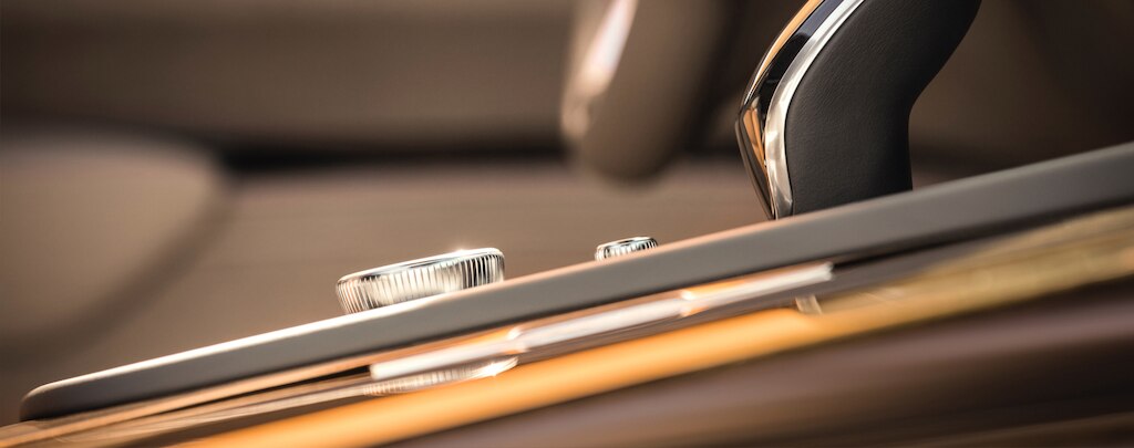 Interior con insertos de madera y detalles en piel perforada